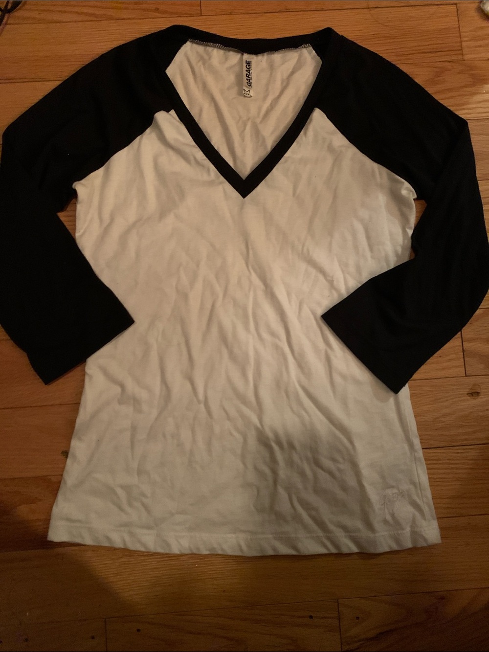 Garage Black & White V‑Neck Long Sleeve Teew